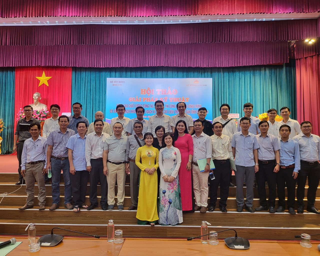 Đại biểu chụp hình lưu niệm